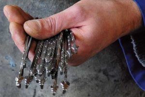 abeille mouche et ressort laguiole