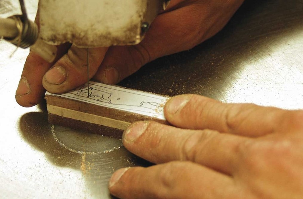 Découpe de motif de marqueterie