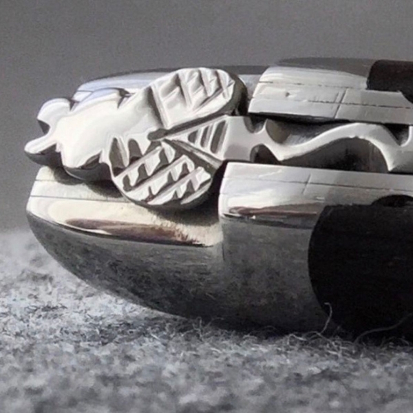 abeille double platines ciselee