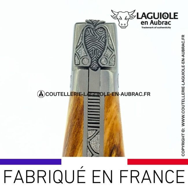 couteau laguiole en hêtre d'aubrac abeille sculptée mitres et ressort gravés