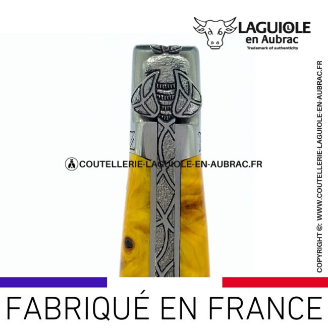 couteau laguiole en loupe de marronnier jaune abeille sculptée mitres et ressort gravés