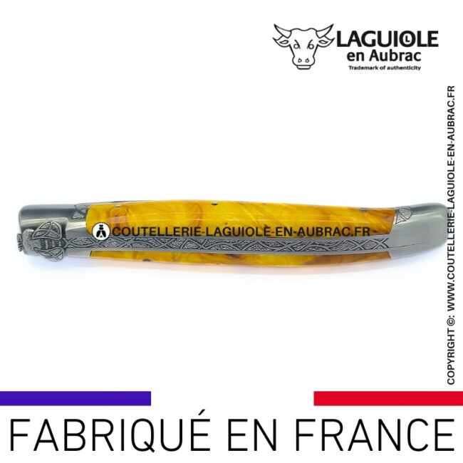 couteau laguiole en loupe de marronnier jaune abeille sculptée mitres et ressort gravés