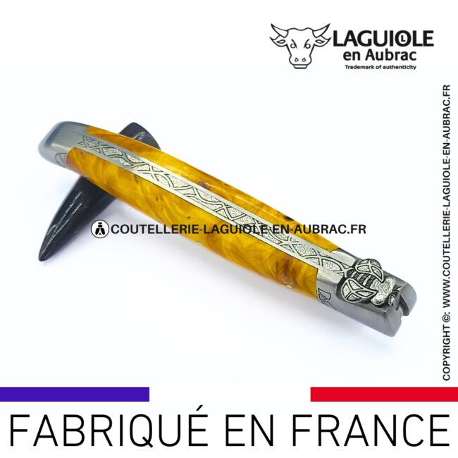 couteau laguiole en loupe de marronnier jaune abeille sculptée mitres et ressort gravés
