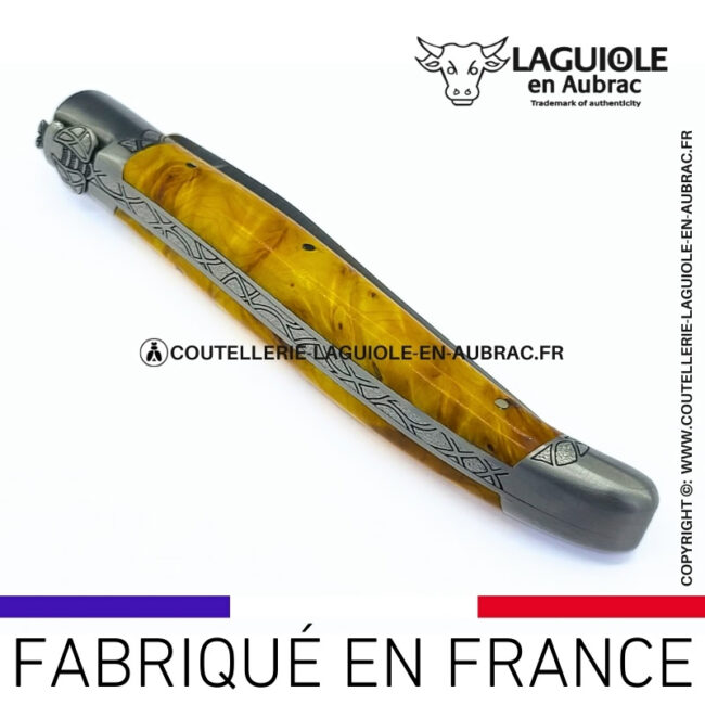 couteau laguiole en loupe de marronnier jaune abeille sculptée mitres et ressort gravés