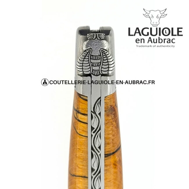 florilège d'aubrac: couteau laguiole en hêtre d'aubrac abeille sculptée mitres et ressort gravés