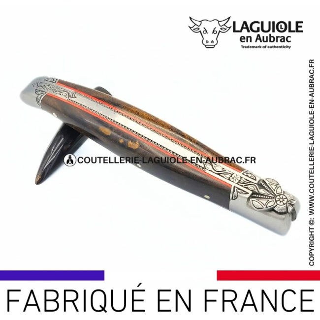 songe Écarlate: couteau laguiole en loupe de laurel abeille sculptée mitres et ressort gravés