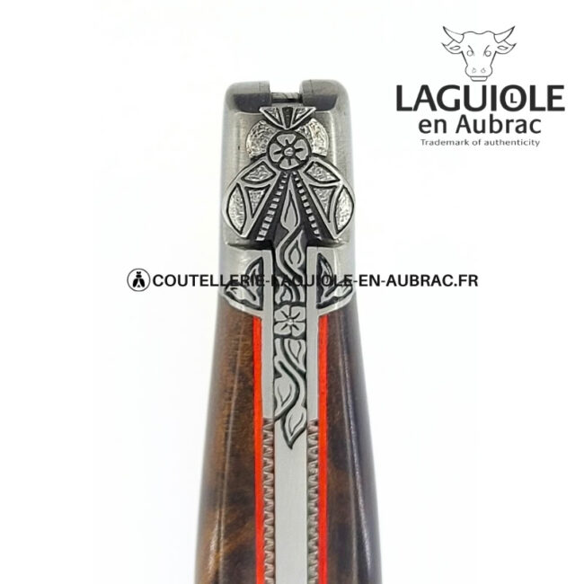 songe Écarlate: couteau laguiole en loupe de laurel abeille sculptée mitres et ressort gravés