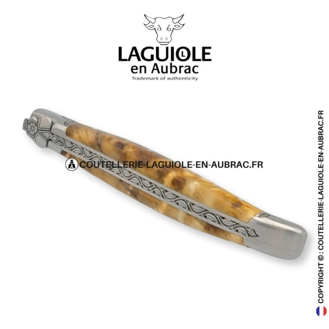 Éclat doré : couteau laguiole en loupe de peuplier doré abeille sculptée mitres et ressort gravés