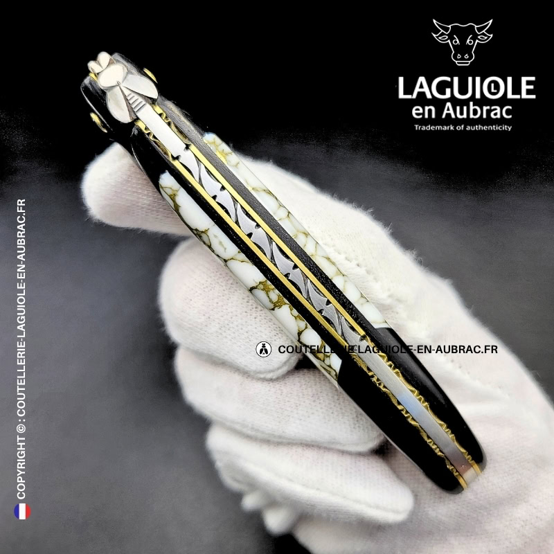 couteau laguiole nox pretiosa – Ébène & howlite – platines laiton