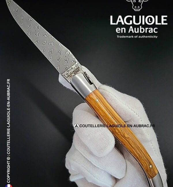 couteau laguiole en bois d'olivier platines guillochées et lame damas balbach inox