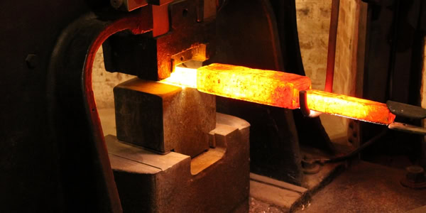 forgeage de lames damas pour couteau laguiole en aubrac