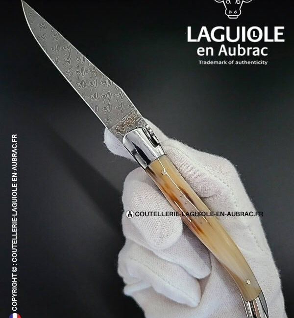 couteau laguiole en pointe de corne platines guillochées et lame damas balbach inox