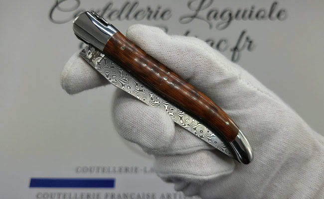 couteau laguiole en bois d'amourette platines guillochées et lame damas balbach inox