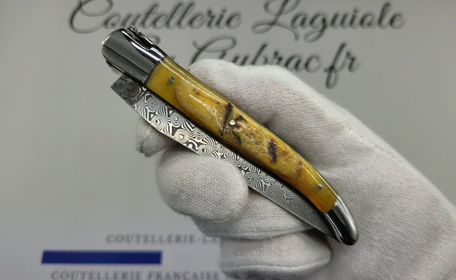 couteau laguiole en corne de bélier platines guillochées et lame damas balbach inox