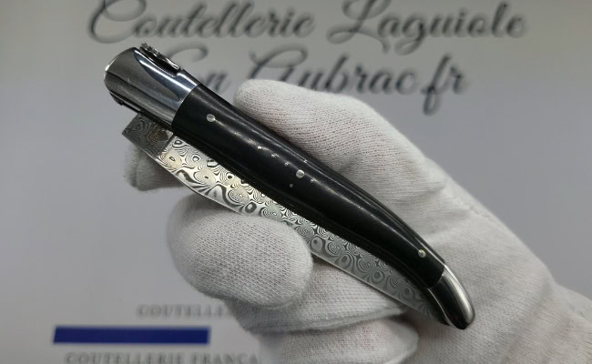 couteau laguiole en bois d'Ébène platines guillochées et lame damas balbach inox