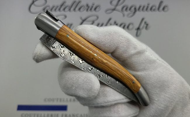 couteau laguiole en bois d'olivier platines guillochées et lame damas balbach inox