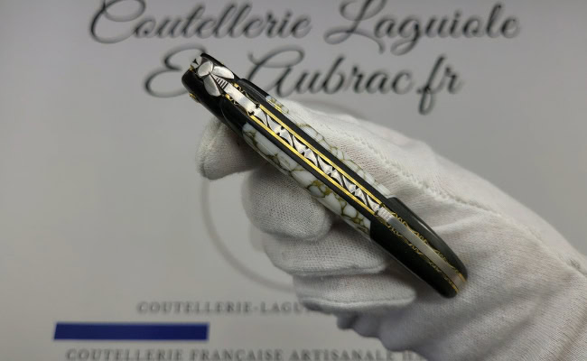 couteau laguiole nox pretiosa – Ébène & howlite – platines laiton