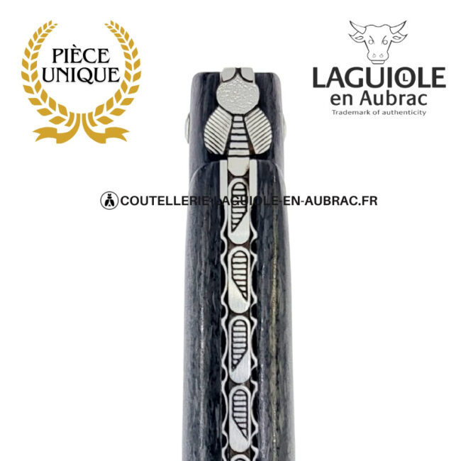 Éclipse noire : couteau laguiole plein manche en fibre de carbone – abeille et ressort ciselés