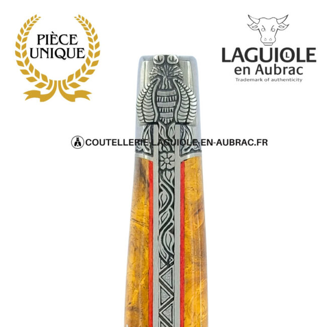 Étreinte végétale : couteau laguiole en loupe d'amboine dorée – abeille sculptée – mitres et ressort gravés