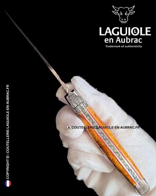 Étreinte végétale : couteau laguiole en loupe d'amboine dorée – abeille sculptée – mitres et ressort gravés