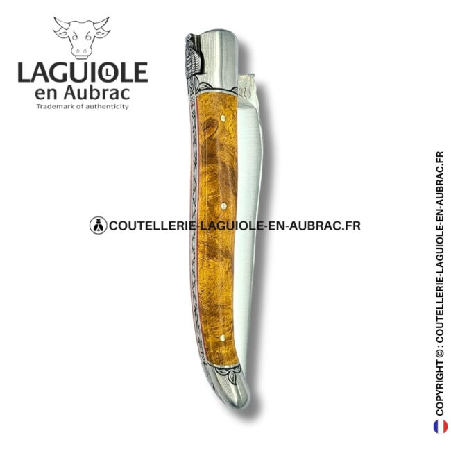 Étreinte végétale : couteau laguiole en loupe d'amboine dorée – abeille sculptée – mitres et ressort gravés