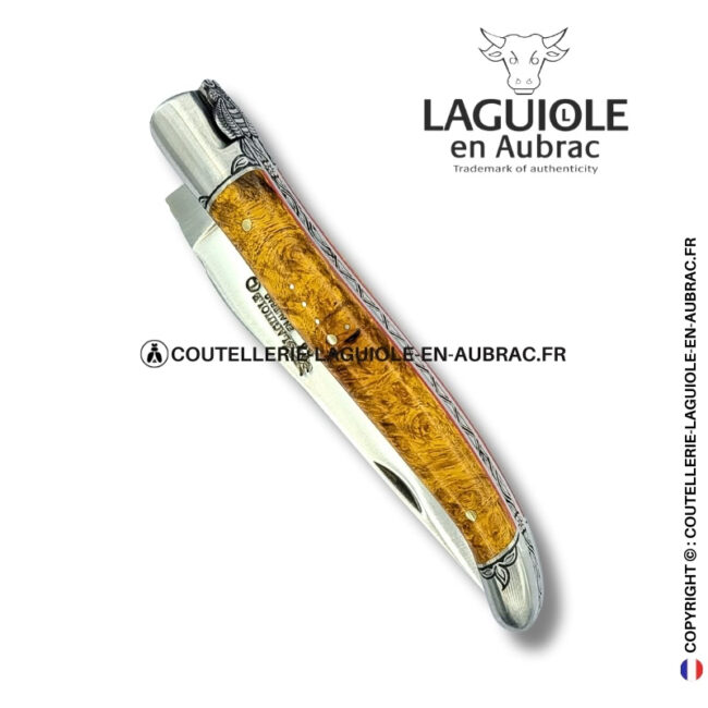 Étreinte végétale : couteau laguiole en loupe d'amboine dorée – abeille sculptée – mitres et ressort gravés