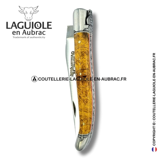 Étreinte végétale : couteau laguiole en loupe d'amboine dorée – abeille sculptée – mitres et ressort gravés