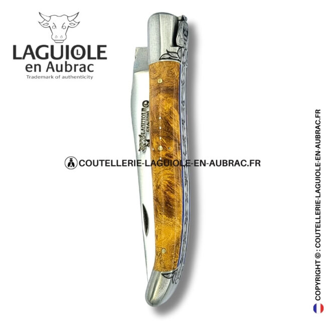 lumière d’amboine : couteau laguiole en loupe d'amboine dorée – abeille sculptée – mitres et ressort gravés