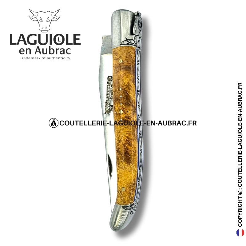 lumière d’amboine : couteau laguiole en loupe d'amboine dorée – abeille sculptée – mitres et ressort gravés