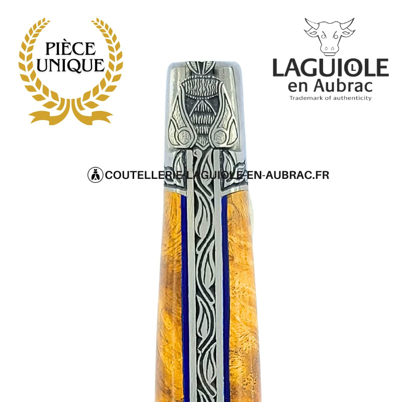 lumière d’amboine : couteau laguiole en loupe d'amboine dorée – abeille sculptée – mitres et ressort gravés