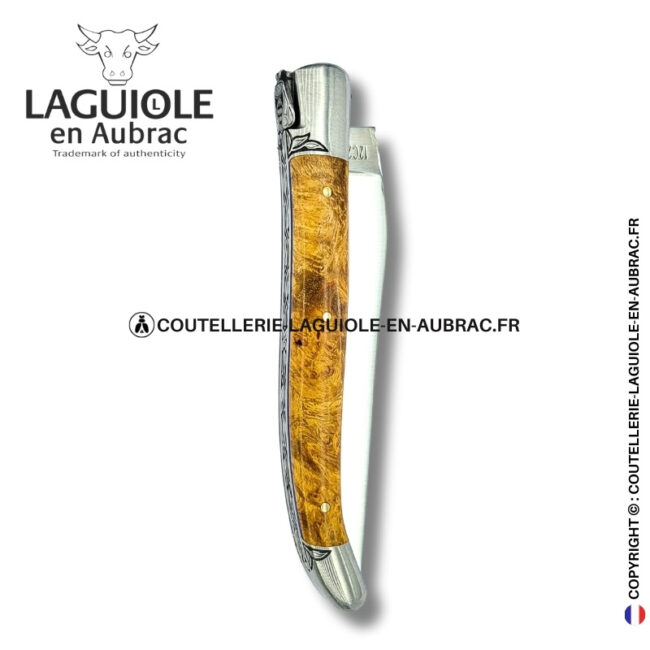 lumière d’amboine : couteau laguiole en loupe d'amboine dorée – abeille sculptée – mitres et ressort gravés