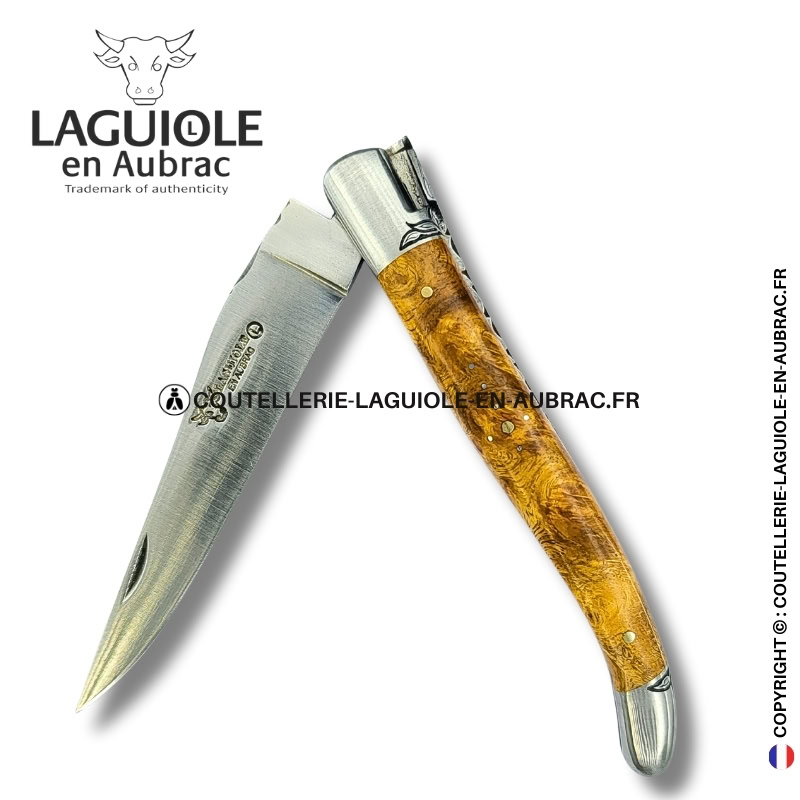 lumière d’amboine : couteau laguiole en loupe d'amboine dorée – abeille sculptée – mitres et ressort gravés