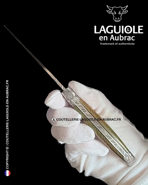 reine zébrée d’elfées : couteau laguiole en platane vert et marron – abeille sculptée – mitres et ressort gravés