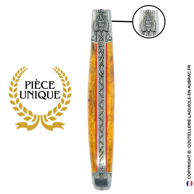 Étreinte végétale : couteau laguiole en loupe d'amboine dorée – abeille sculptée – mitres et ressort gravés