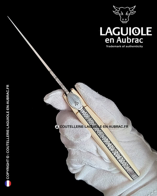 origine tour eiffel : couteau laguiole plein manche en elforyn blanc