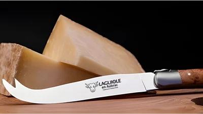 Couteaux et services à fromage Laguiole en Aubrac