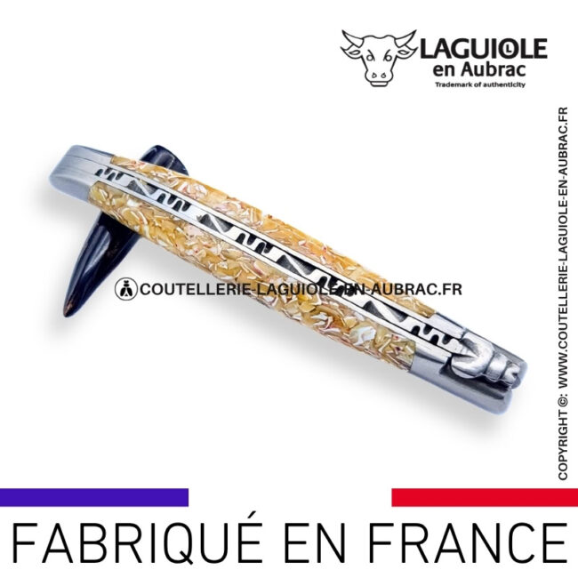 couteau laguiole en aubrac pliant en coquilles de troca et finition satinée