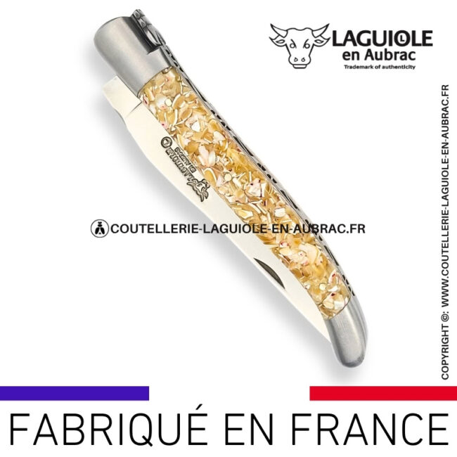 couteau laguiole en aubrac pliant en coquilles de troca et finition satinée