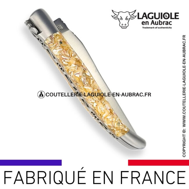 couteau laguiole en aubrac pliant en coquilles de troca et finition satinée