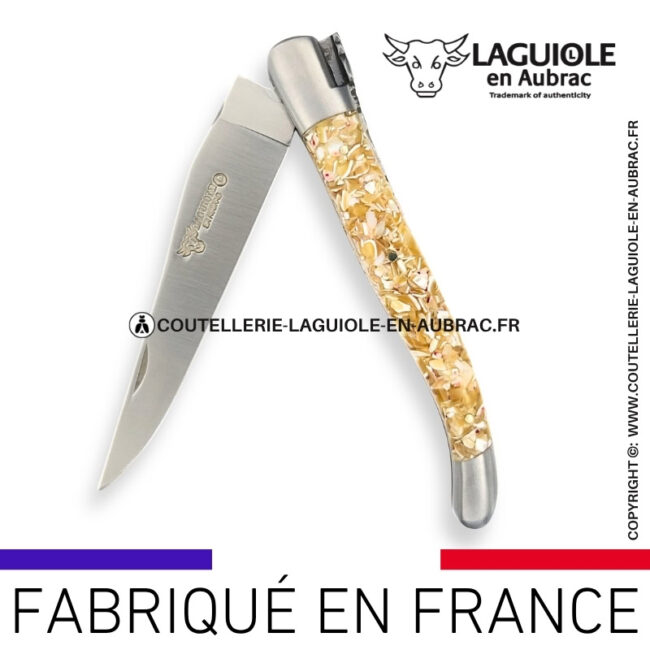 couteau laguiole en aubrac pliant en coquilles de troca et finition satinée