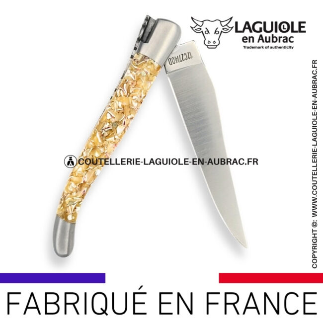 couteau laguiole en aubrac pliant en coquilles de troca et finition satinée