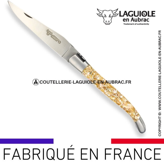 couteau laguiole en aubrac pliant en coquilles de troca et finition satinée