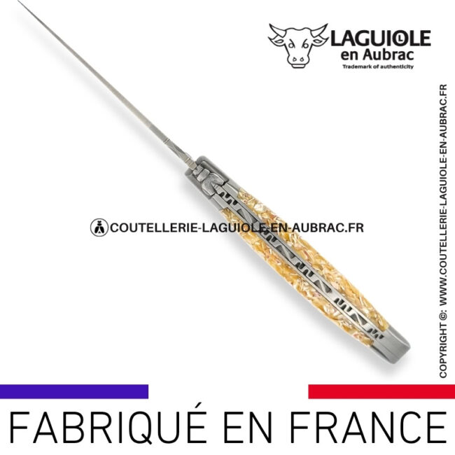 couteau laguiole en aubrac pliant en coquilles de troca et finition satinée