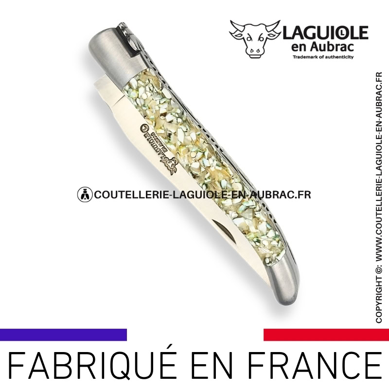 couteau laguiole en aubrac pliant en coquilles de turbo et finition satinée
