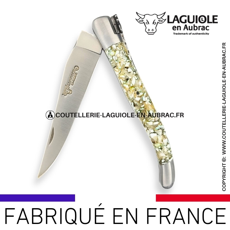 couteau laguiole en aubrac pliant en coquilles de turbo et finition satinée