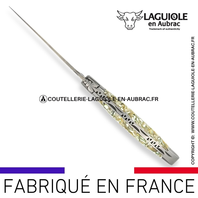 couteau laguiole en aubrac pliant en coquilles de turbo et finition satinée