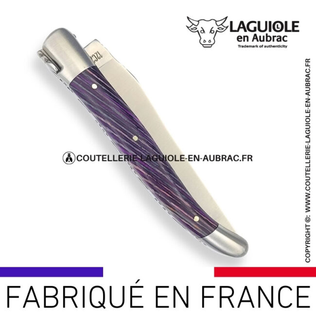 couteau laguiole en aubrac pliant en marqueterie bicolore prune et finition satinée