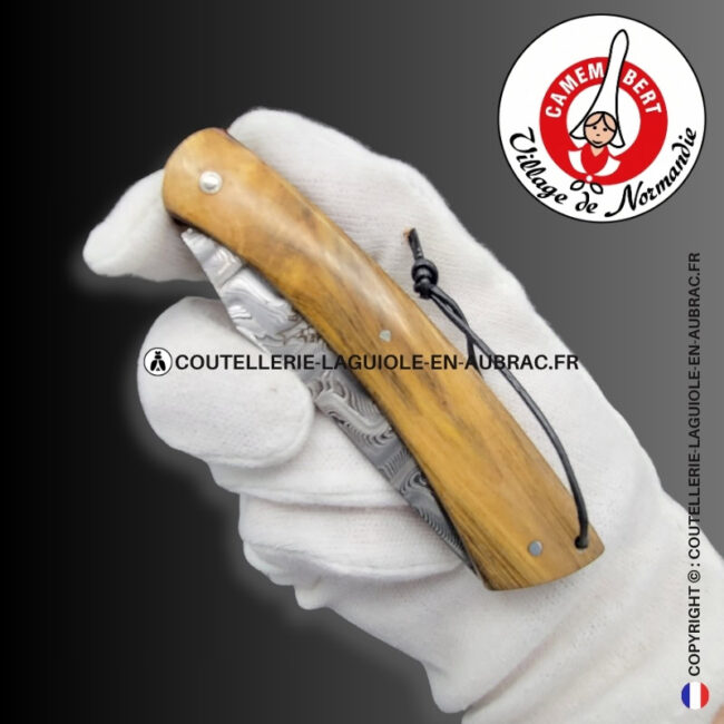 couteau plein manche le camembert® en pistachier, lame damas et platines guillochées