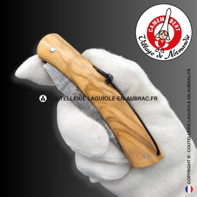 couteau pliant le camembert® en olivier, lame damas et platines guillochées