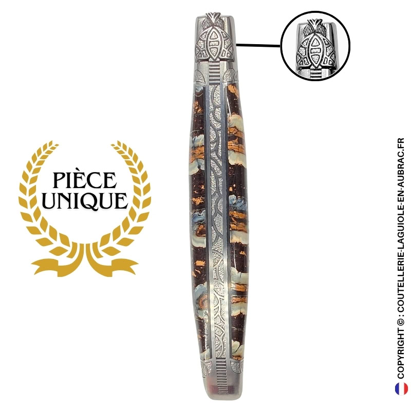arcades de nuit : couteau laguiole en molaire de mammouth marron – abeille sculptée – ressort et mitres ciselés